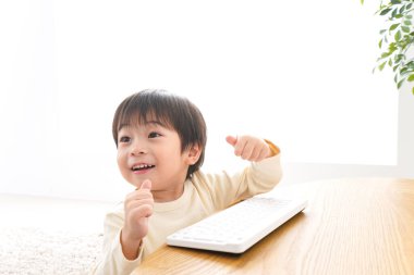 Küçük Asyalı çocuk klavye kullanıyor 