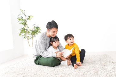 Babam çocuklarla oynuyor.