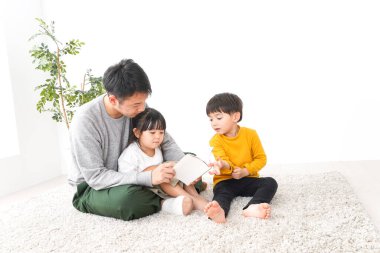 Babam çocuklarla oynuyor.