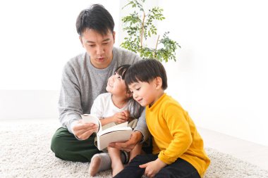 Babam çocuklarla oynuyor.