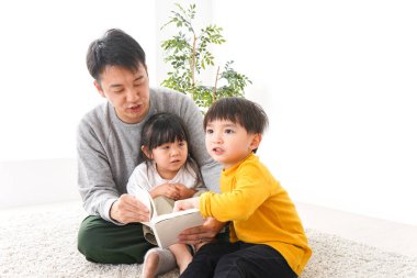 Babam çocuklarla oynuyor.