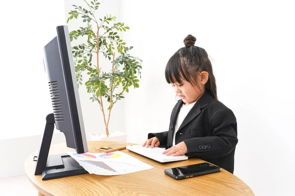 在办公室穿着黑色西服的亚洲小女孩 — 图库照片