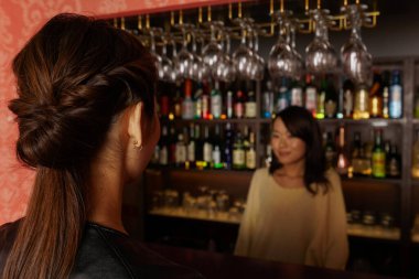 Barda oturan kadın..