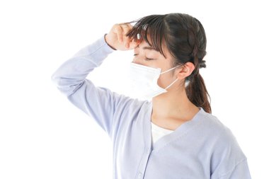 Genç kadın üşütmüş.