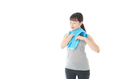 Terleyen genç kadın.