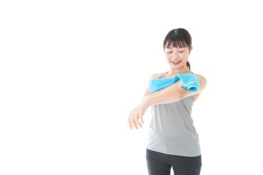 Terleyen genç kadın.