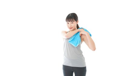 Terleyen genç kadın.