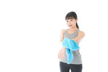 Terleyen genç kadın.