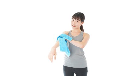 Terleyen genç kadın.