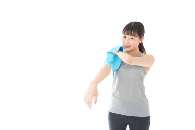 Terleyen genç kadın.