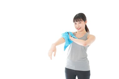 Terleyen genç kadın.