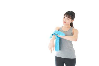 Terleyen genç kadın.