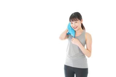 Terleyen genç kadın.