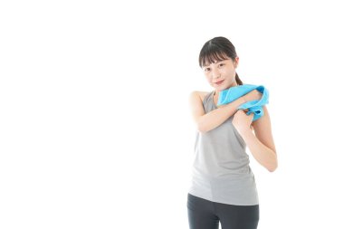 Terleyen genç kadın.