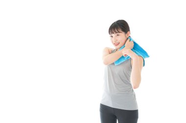 Terleyen genç kadın.