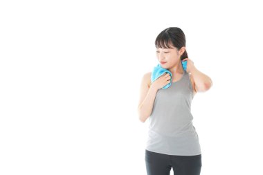 Terleyen genç kadın.