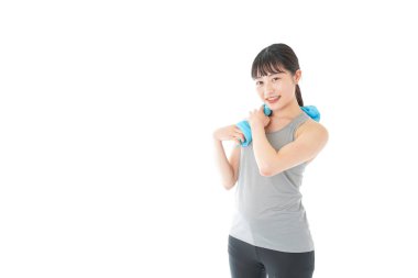 Terleyen genç kadın.