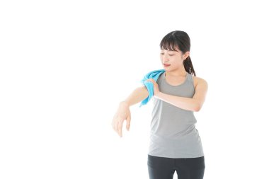 Terleyen genç kadın.