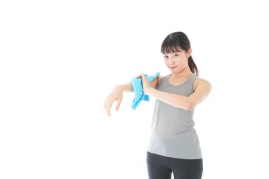 Terleyen genç kadın.