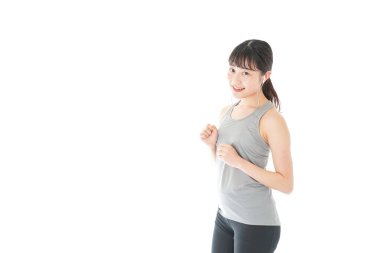 Genç ve mutlu Asyalı kadın koşuyor