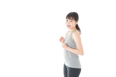 Genç ve mutlu Asyalı kadın koşuyor