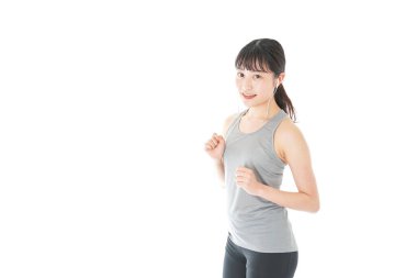 Genç ve mutlu Asyalı kadın koşuyor