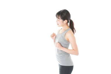 Genç ve mutlu Asyalı kadın koşuyor