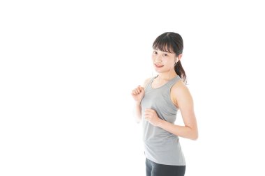 Genç ve mutlu Asyalı kadın koşuyor