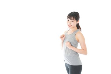 Genç ve mutlu Asyalı kadın koşuyor