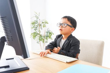 Ofiste çalışan çocuk işadamı