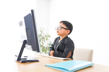 Ofiste çalışan çocuk işadamı