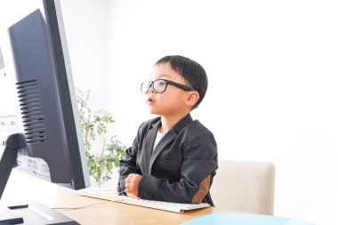 Ofiste çalışan çocuk işadamı