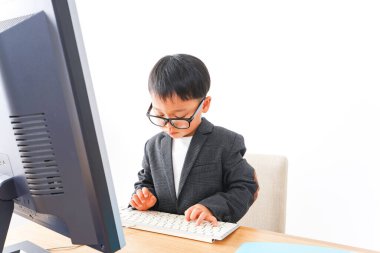 Ofiste çalışan çocuk işadamı