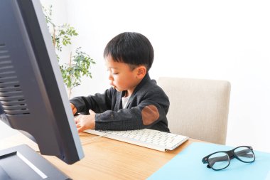 Ofiste çalışan çocuk işadamı