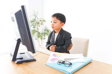 Ofiste çalışan çocuk işadamı