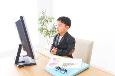 Ofiste çalışan çocuk işadamı