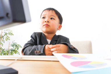 Ofiste çalışan çocuk işadamı