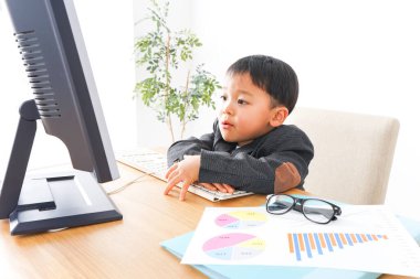 Ofiste çalışan çocuk işadamı