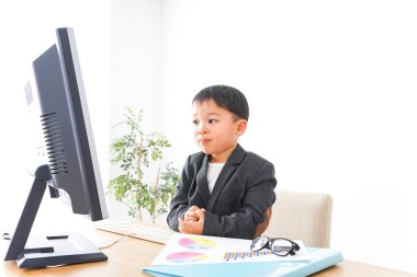 Ofiste çalışan çocuk işadamı