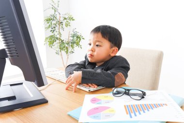 Ofiste çalışan çocuk işadamı