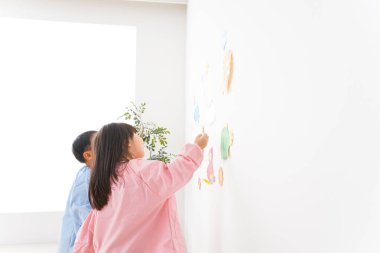 Kız ve oğlan evde oynuyorlar.