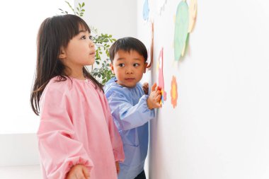 Kız ve oğlan evde oynuyorlar.