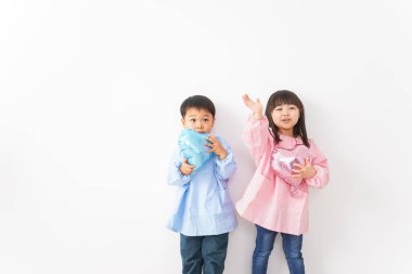 Kız ve oğlan evde oynuyorlar.