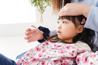 Isıyı ölçmek için anne ve çocuk