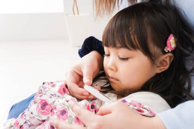 Isıyı ölçmek için anne ve çocuk