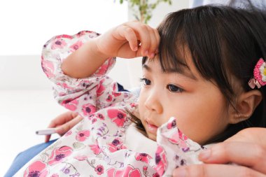 Isıyı ölçmek için anne ve çocuk