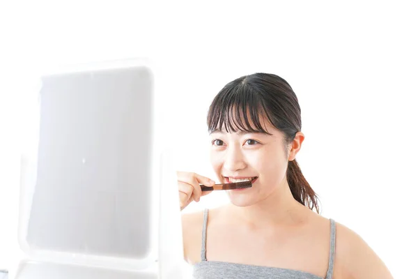 Jovem Mulher Escovando Dentes — Fotografia de Stock