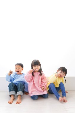 Çocuklar dişlerini fırçalıyorlar.