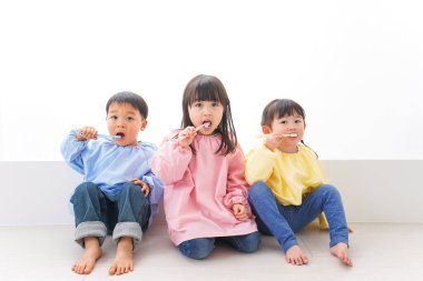 Çocuklar dişlerini fırçalıyorlar.