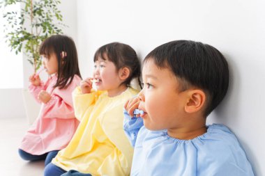 Çocuklar dişlerini fırçalıyorlar.